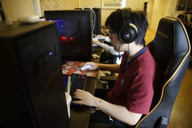 Royal Never Give Up 教练：亚索是Breathe的自信之选，阵容也是适合亚索的