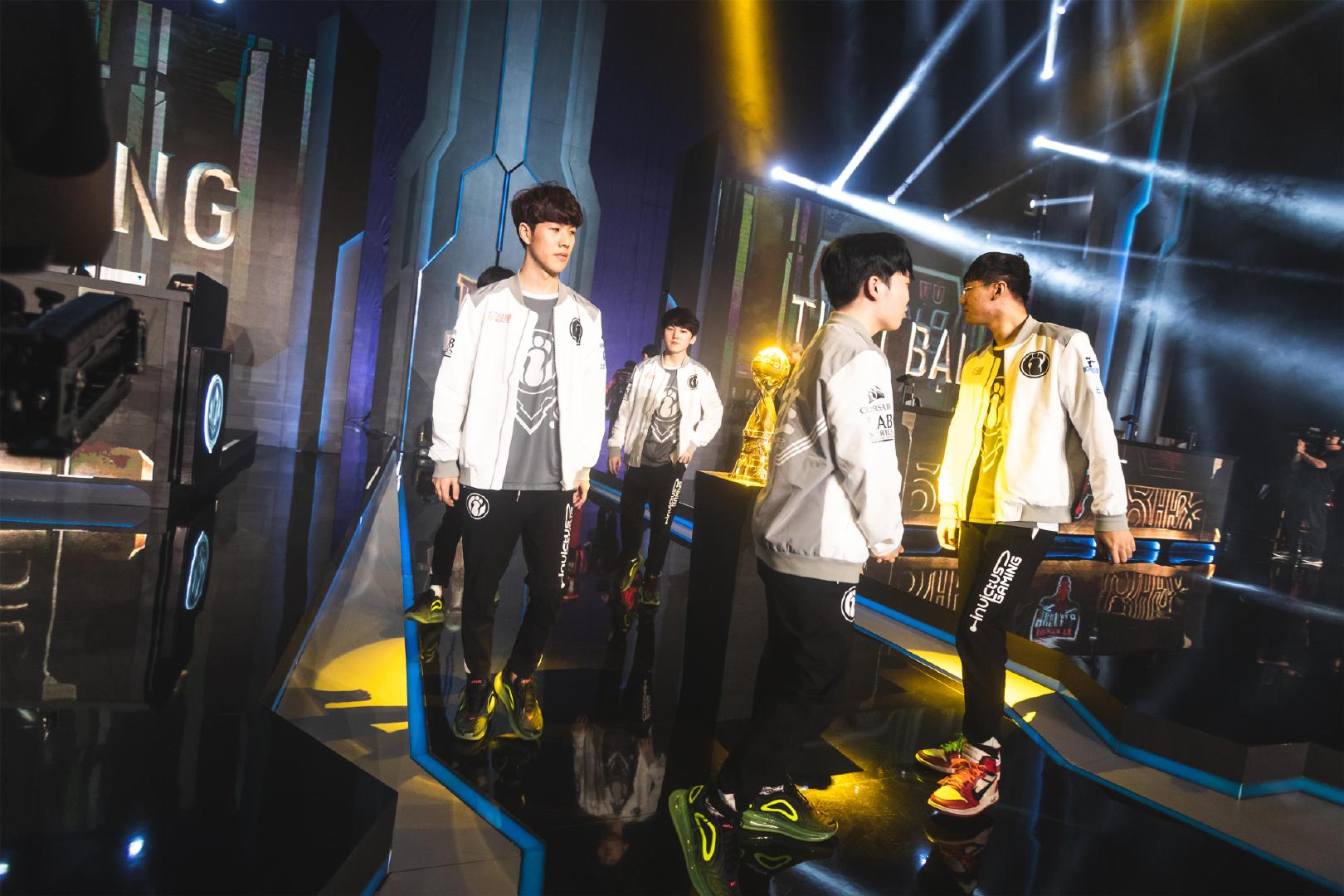 T1 在世界锦标赛中？VIT 玩家状态全无，被 T1 打到所有选手都处于红热状态！ T1 2-1 VIT